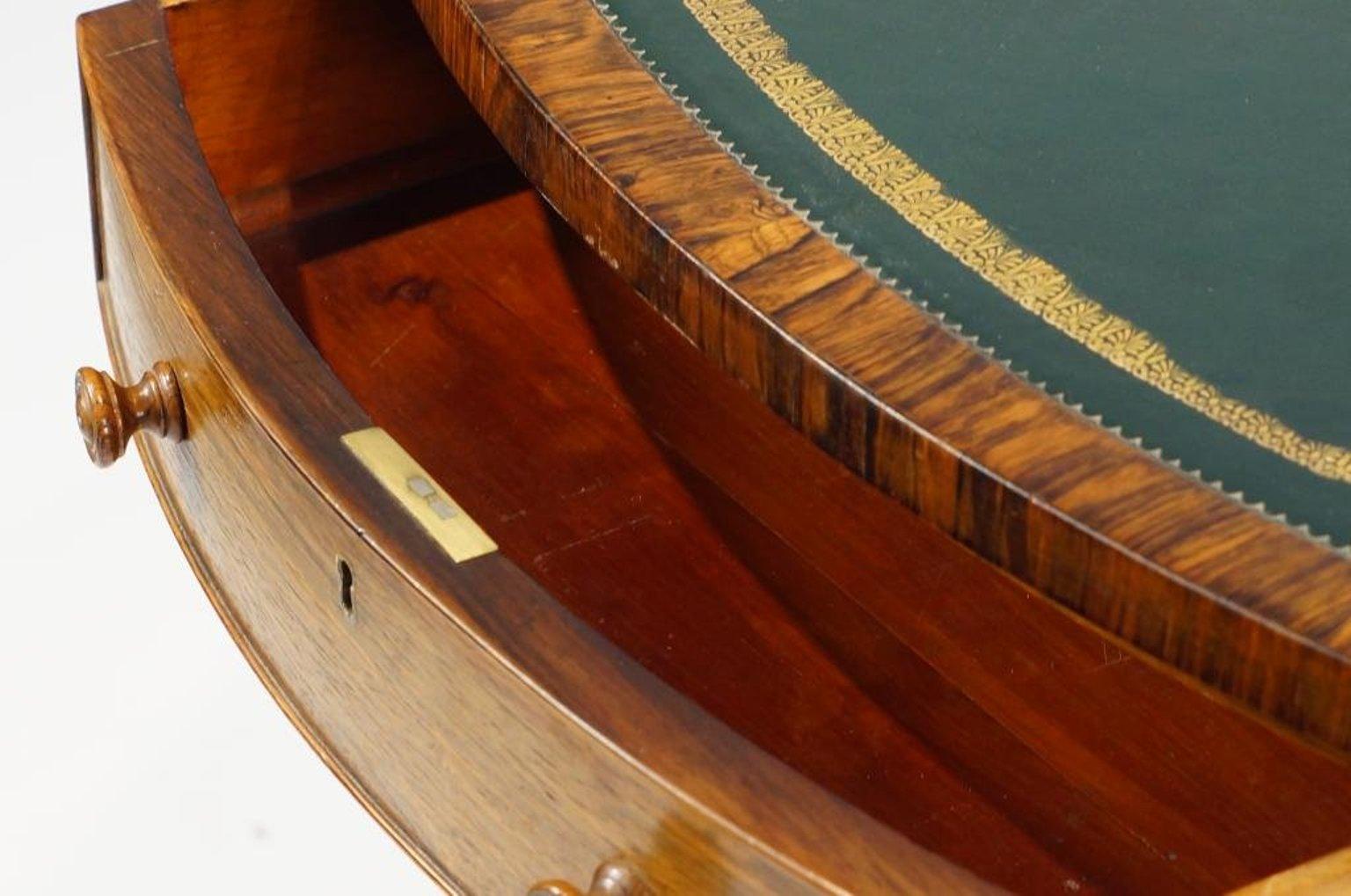 George IV Walnut Round drum Table, Early 19th Century In Good Condition In Cypress, CA