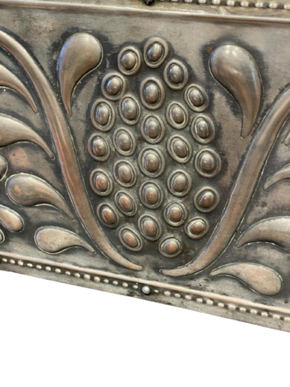 George Jack. Cheminée Arts & Crafts en fonte cuivrée et marbre Cipollino en vente 4