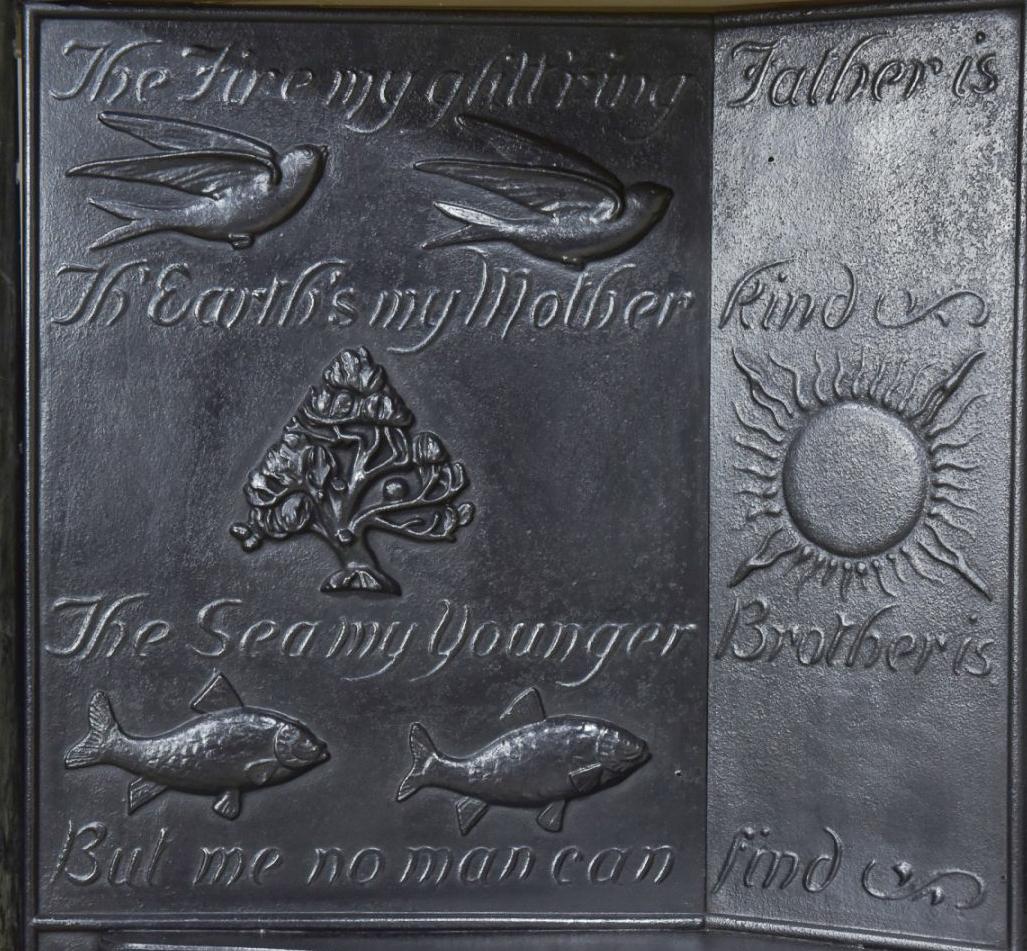 George Washington Jack pour Longden and Co.

Une cheminée Arts & Crafts réalisée en fonte pour la grille de foyer, en cuivre pour le panneau supérieur et en marbre Cipollino pour les entourages de feu.

Sur son panneau en fonte de gauche, elle
