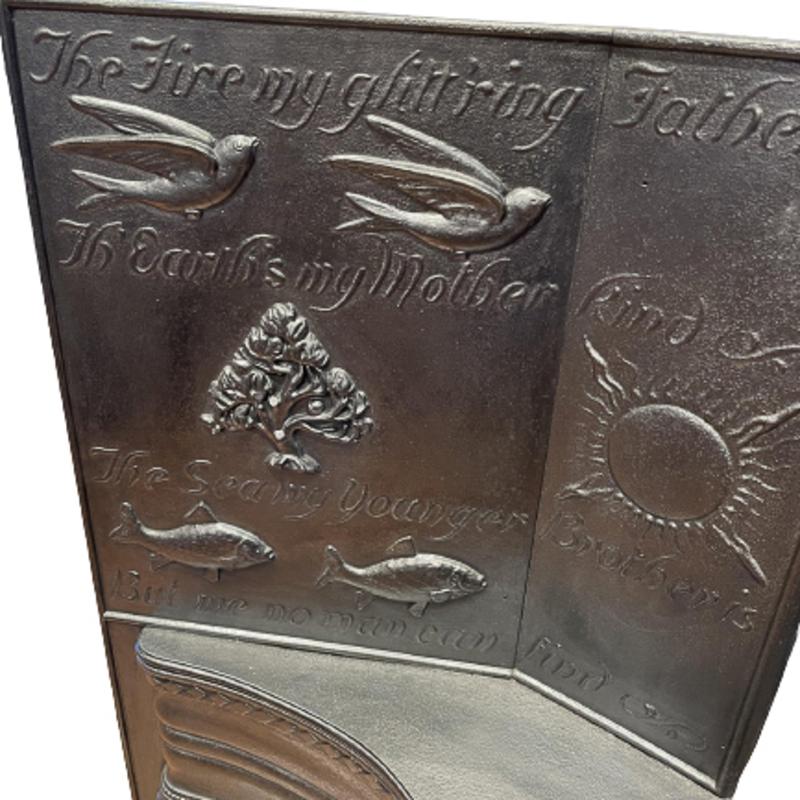 Britannique George Jack. Cheminée Arts & Crafts en fonte cuivrée et marbre Cipollino en vente