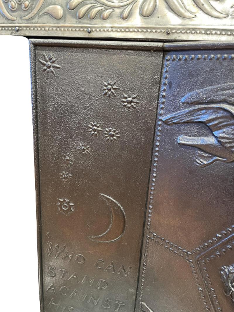 Fin du XIXe siècle George Jack. Cheminée Arts & Crafts en fonte cuivrée et marbre Cipollino en vente