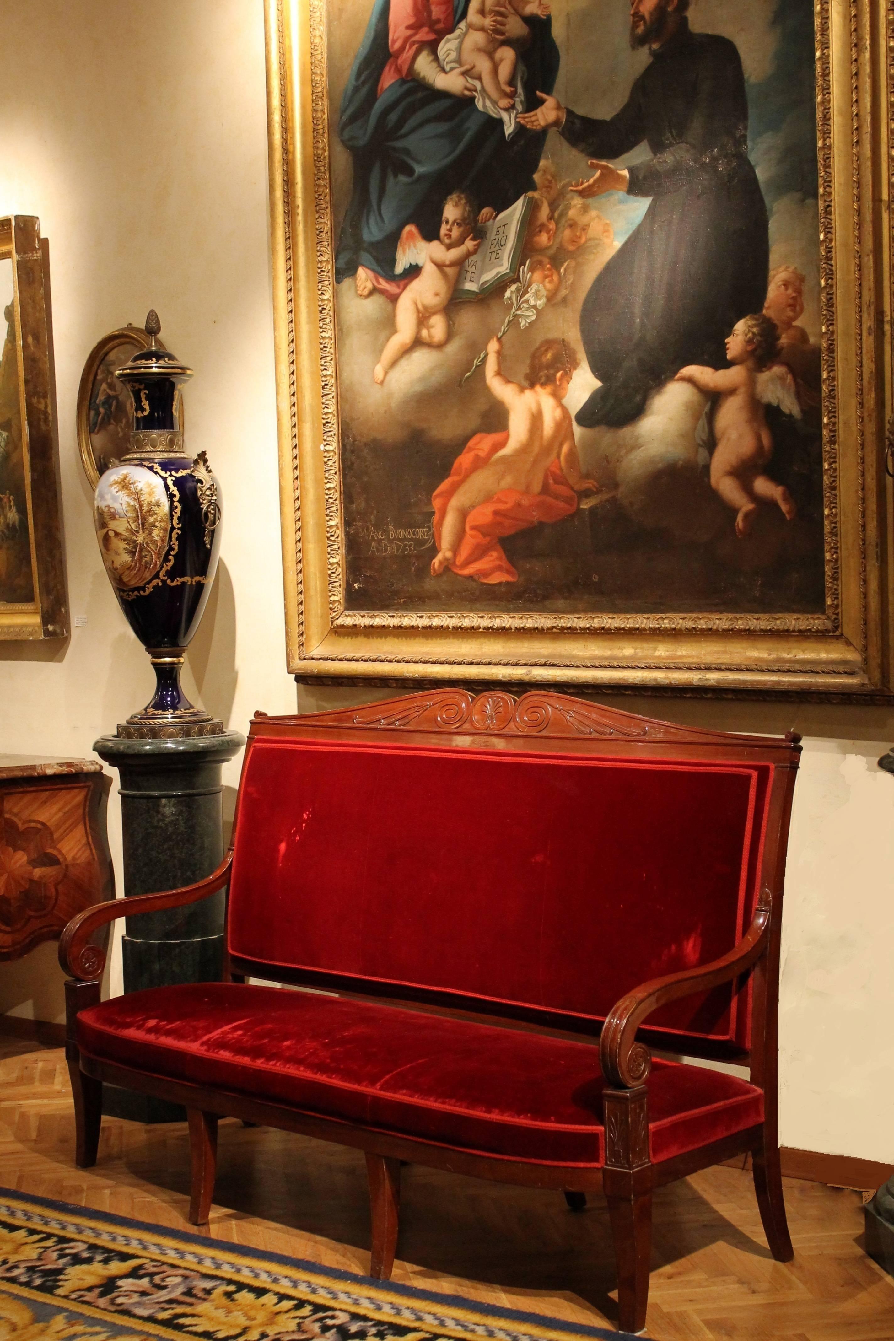 Dieses prächtige französische Sofa aus dem späten 18. bis frühen 19. Jahrhundert (1796 - 1825), handgeschnitzt in der Art von Jacob-Desmalter - einem einflussreichen Stuhlmacher und Kunsttischler, der für König Ludwig XVI. von Frankreich arbeitete