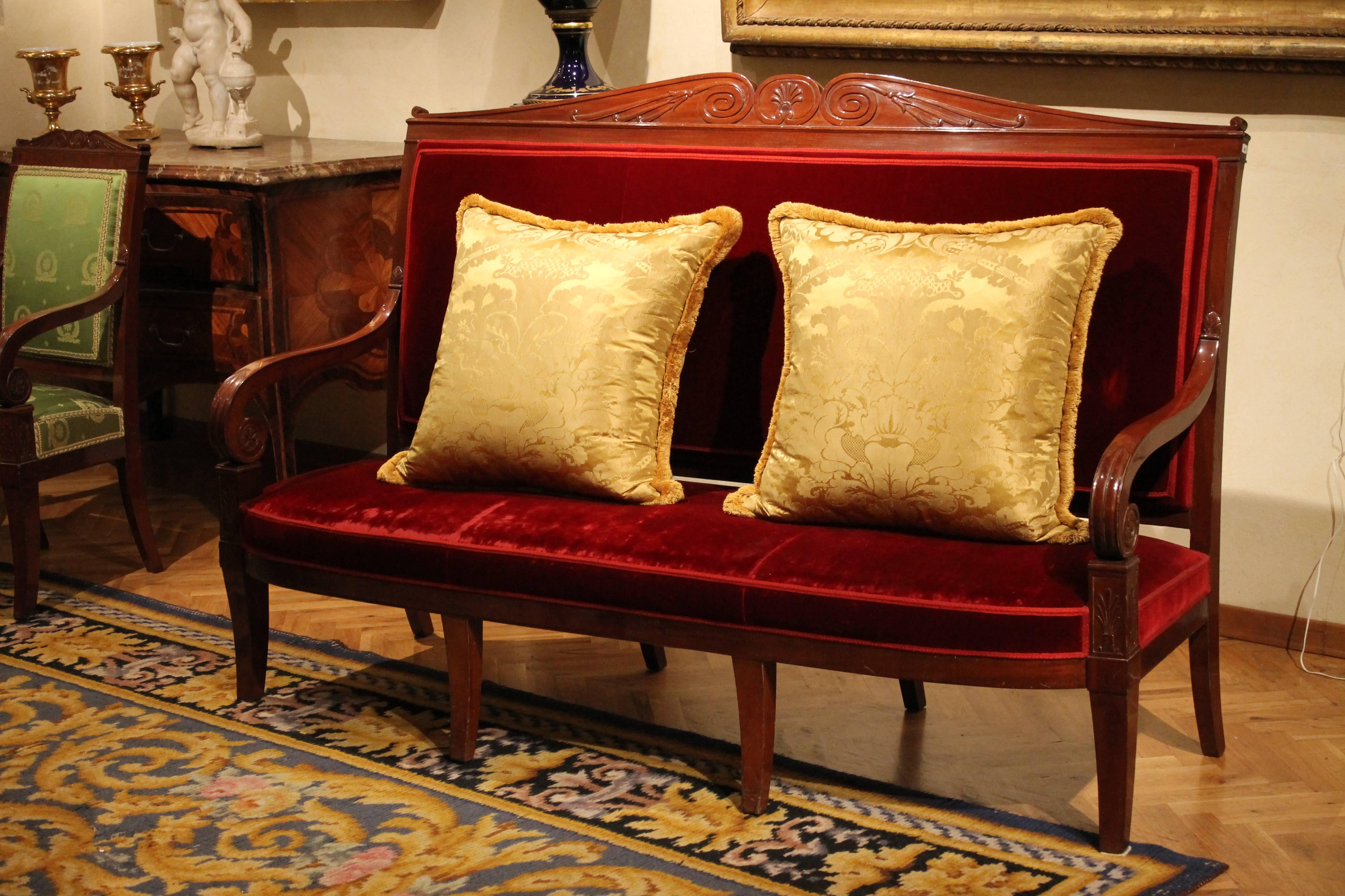 Französisches, handgeschnitztes, gepolstertes Mahagoni-Sofa aus dem 18. Jahrhundert in George Jacob-Manier (Directoire) im Angebot