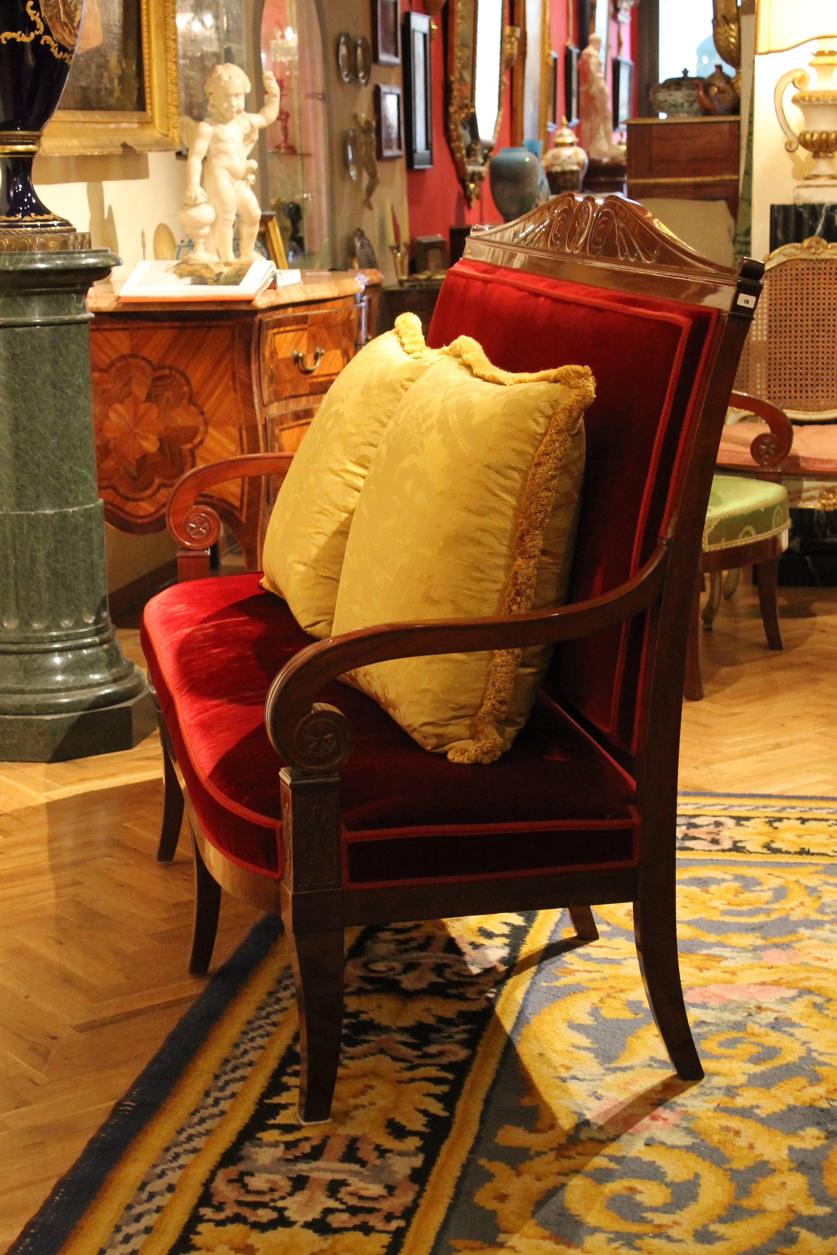 Französisches, handgeschnitztes, gepolstertes Mahagoni-Sofa aus dem 18. Jahrhundert in George Jacob-Manier (Handgeschnitzt) im Angebot