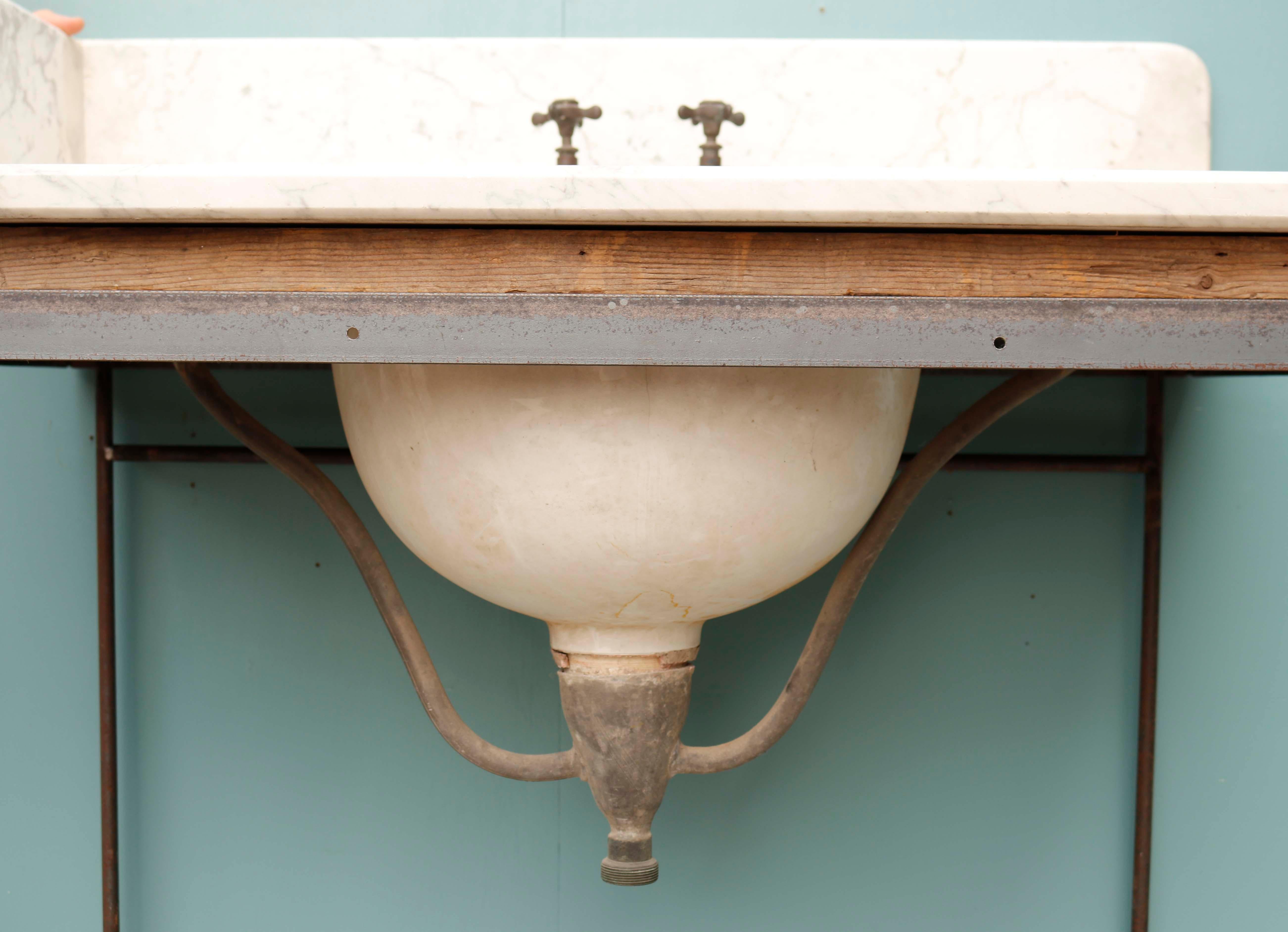 George Jennings Waschbecken aus Marmor zum Anheben. Ein von Jennings entworfenes marmoriertes Waschbecken, das neben seinen Toiletten auf der Weltausstellung von 1851 zu sehen war. Damit fällt die Herstellung dieses Produkts in die Mitte des