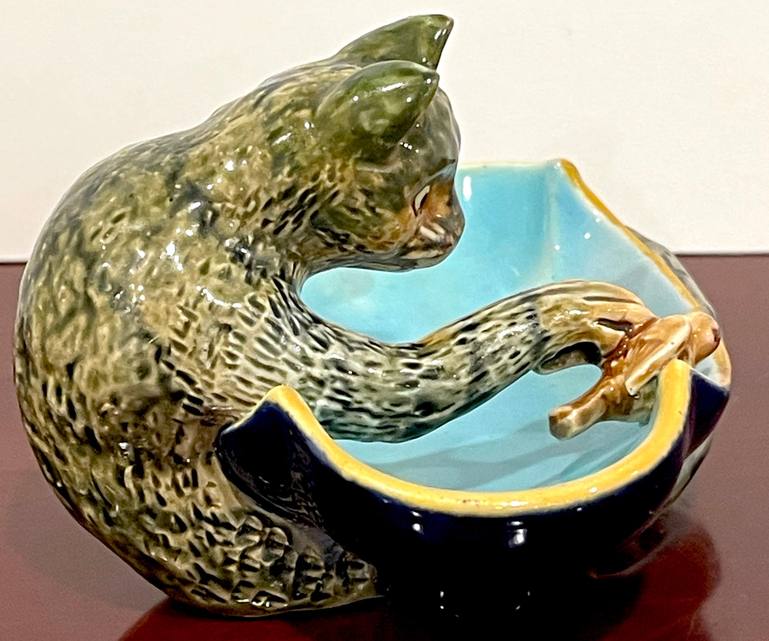George Jones Aesthetic Majolica Cat & Bird Figural Dish, England, 1876 In Good Condition For Sale In West Palm Beach, FL