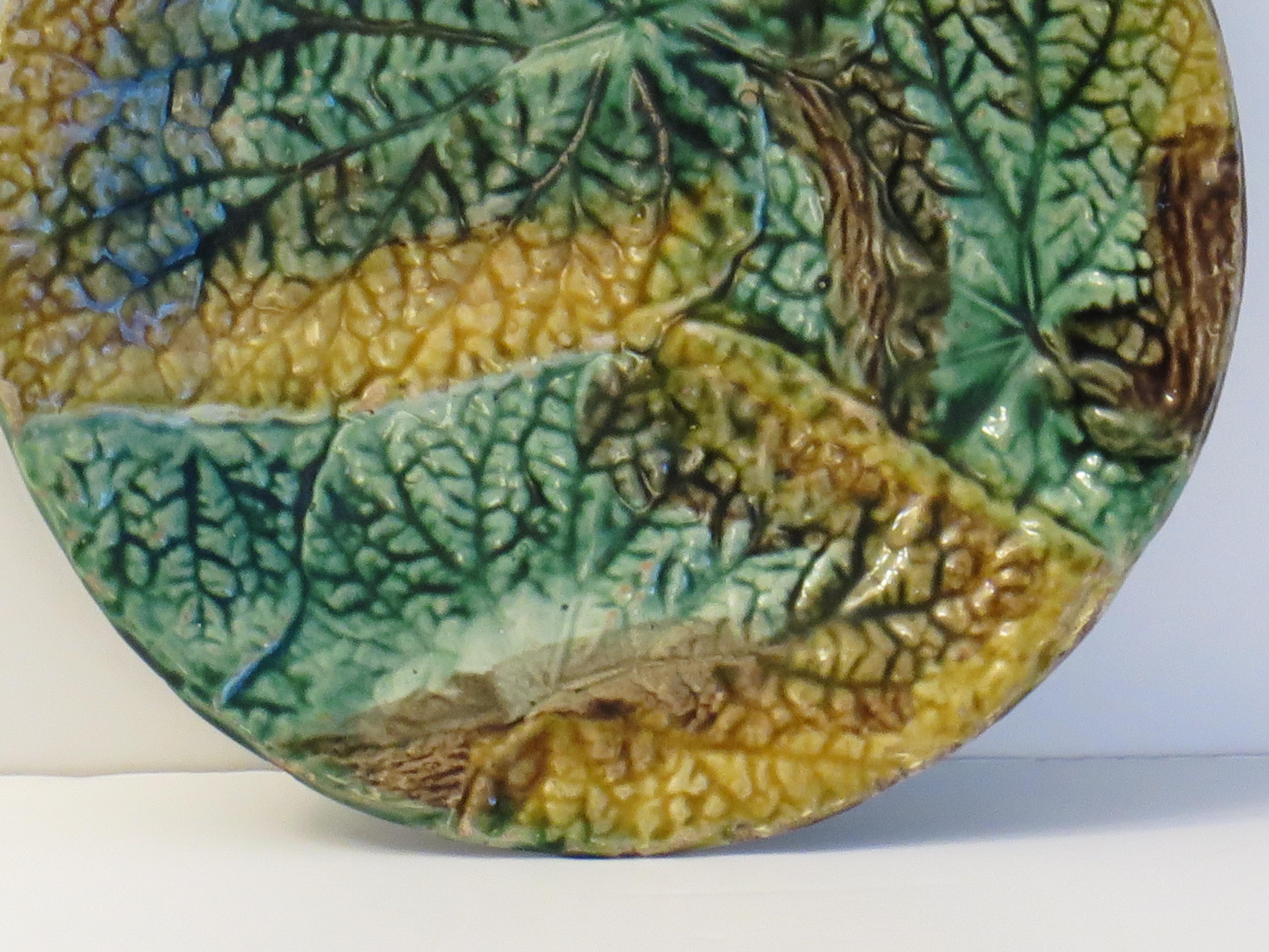Poteries Assiette en majolique ancienne George Jones à motif de feuilles de bégonia, vers 1870 en vente
