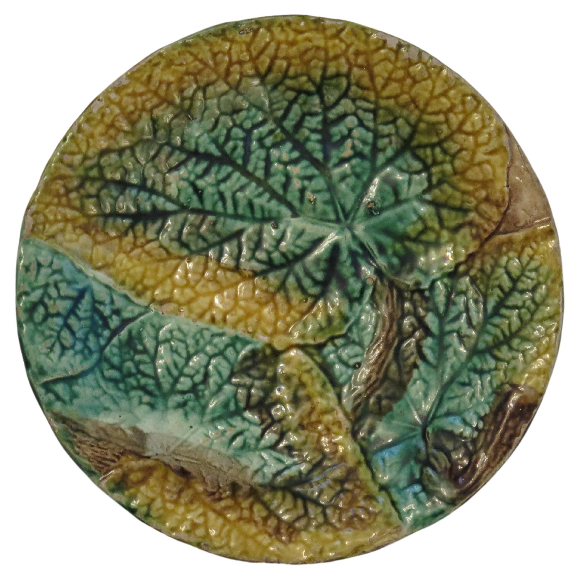 Assiette en majolique ancienne George Jones à motif de feuilles de bégonia, vers 1870