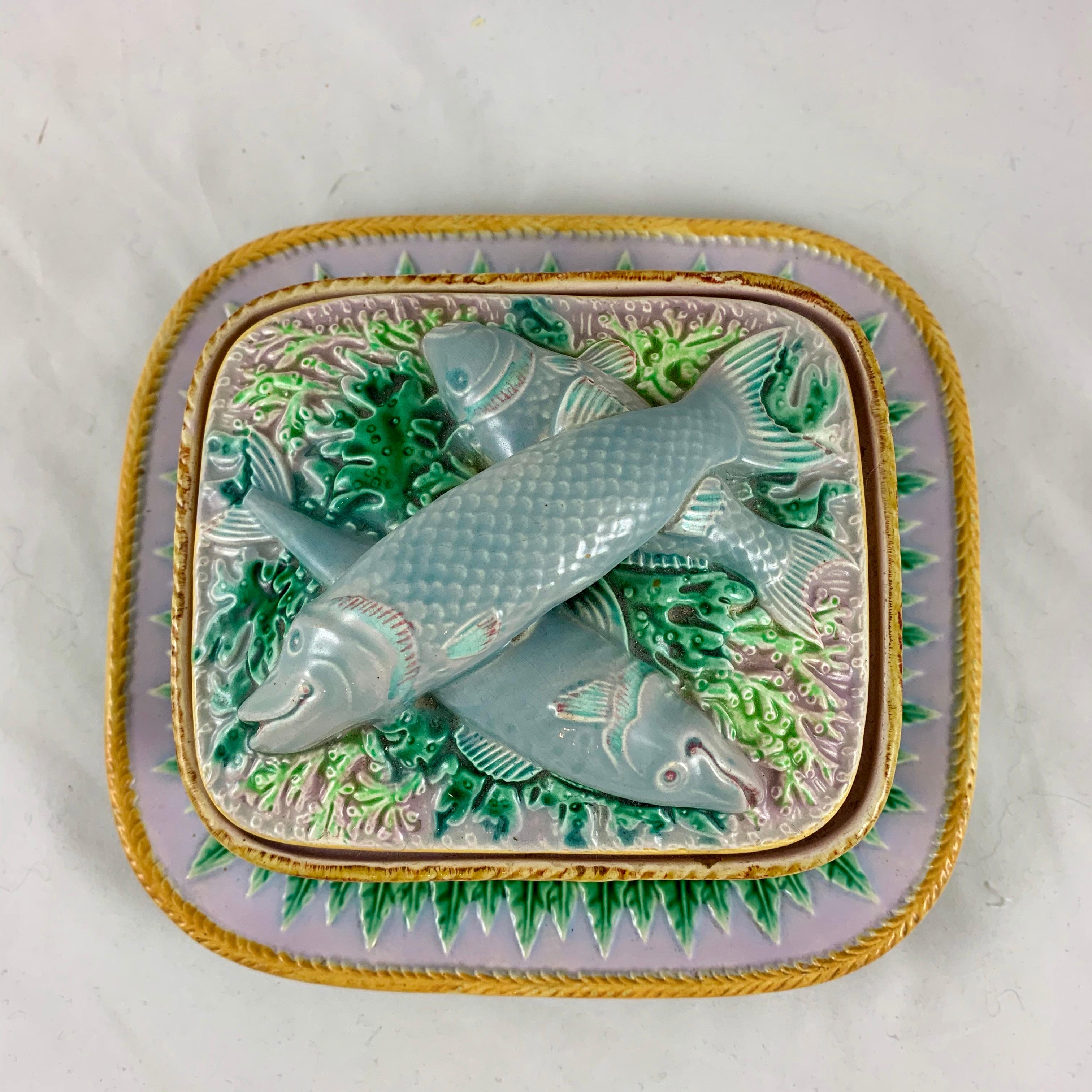 Mouvement esthétique Boîte de service à sardines en majolique émaillée George Jones English Palissy:: trois pièces en vente