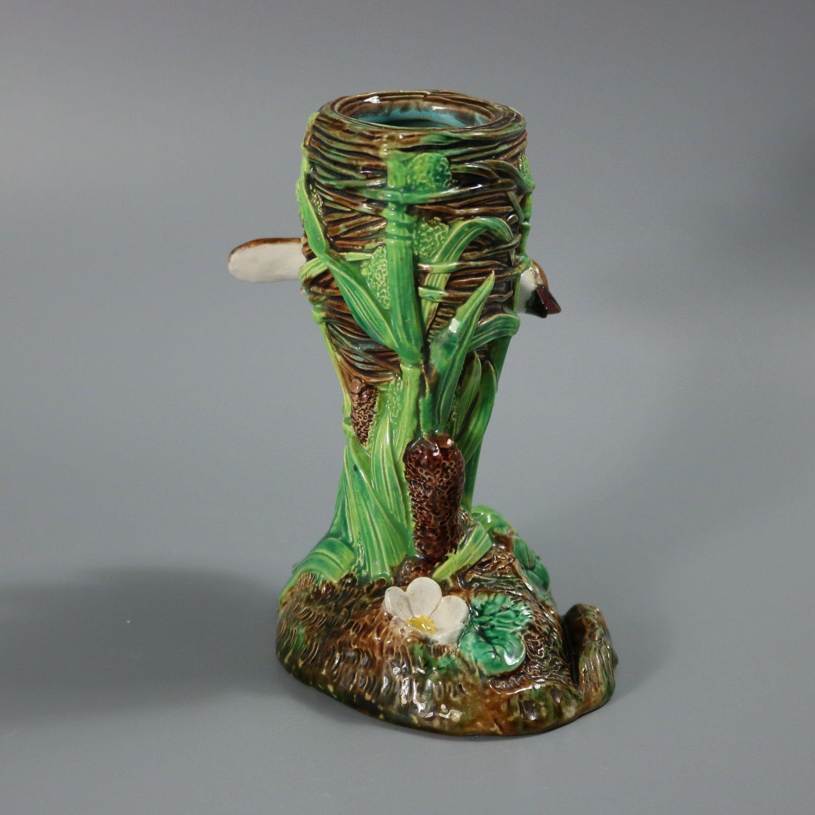 Vase de porte-cartes oiseaux sur le nid en majolique George Jones en vente 1