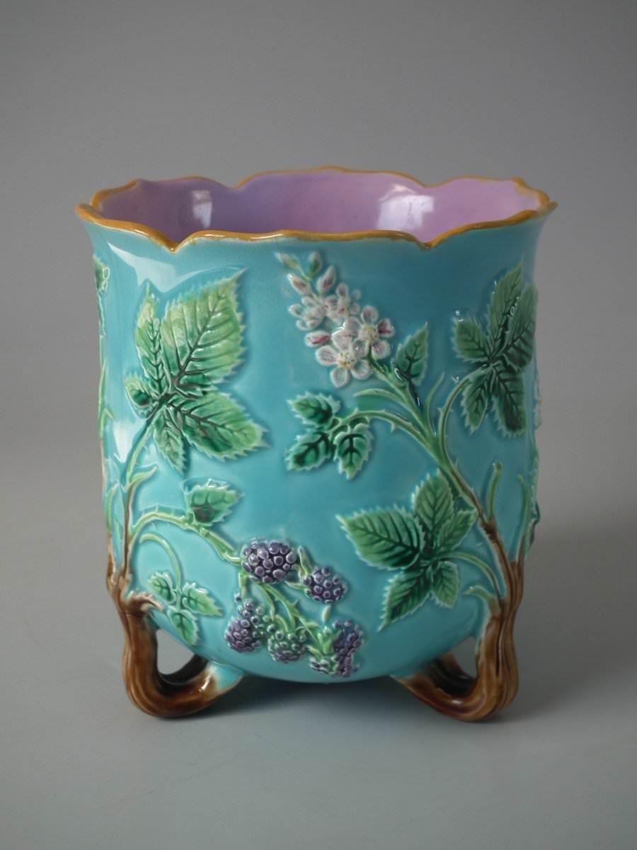 George Jones Majolica Blackberry Planter In Good Condition In Chelmsford, Essex