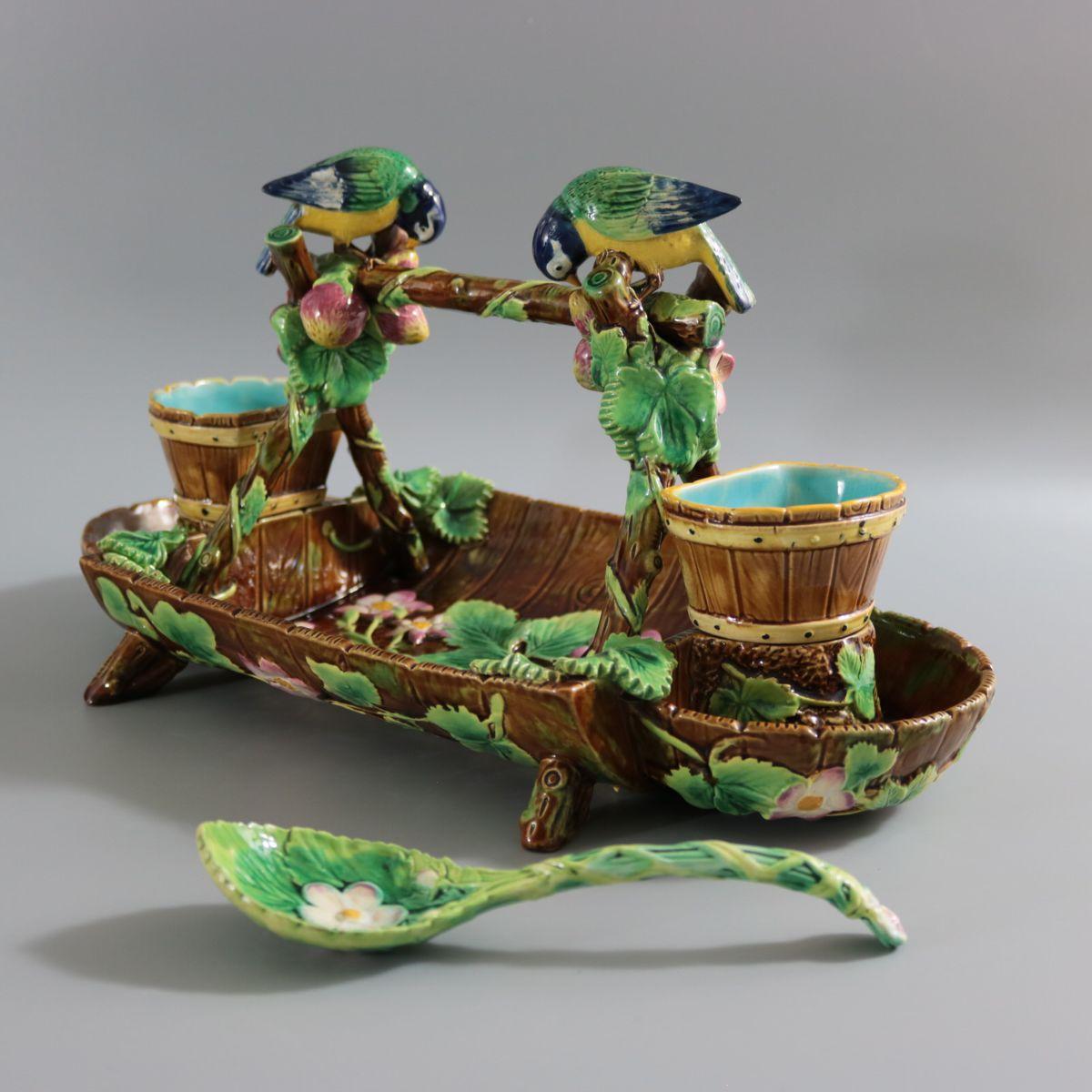 George Jones Majolica Blue Tit Strawberry Server In Good Condition In Chelmsford, Essex