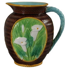 Brocca con giglio di calla in maiolica di George Jones