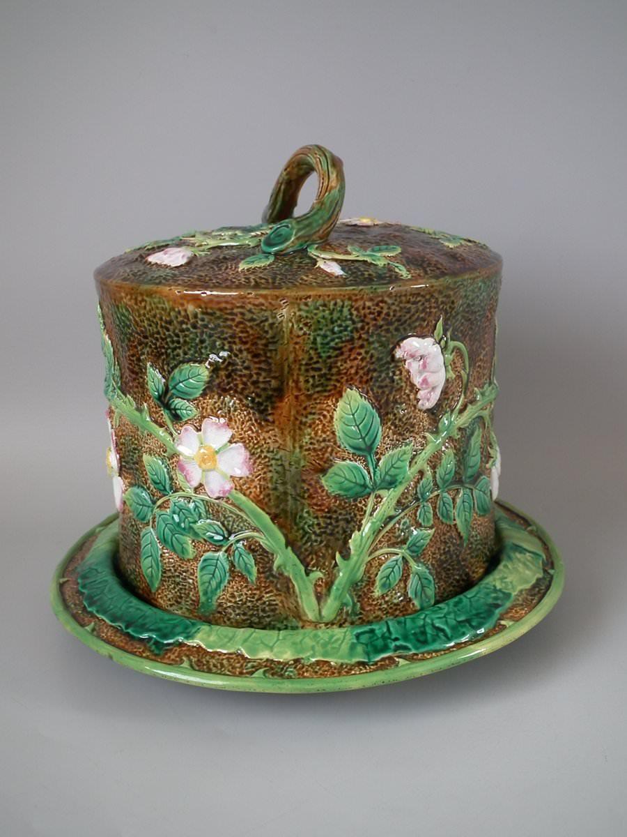 George Jones Majolica Dog Rose Cheese Dome and Stand In Good Condition In Chelmsford, Essex