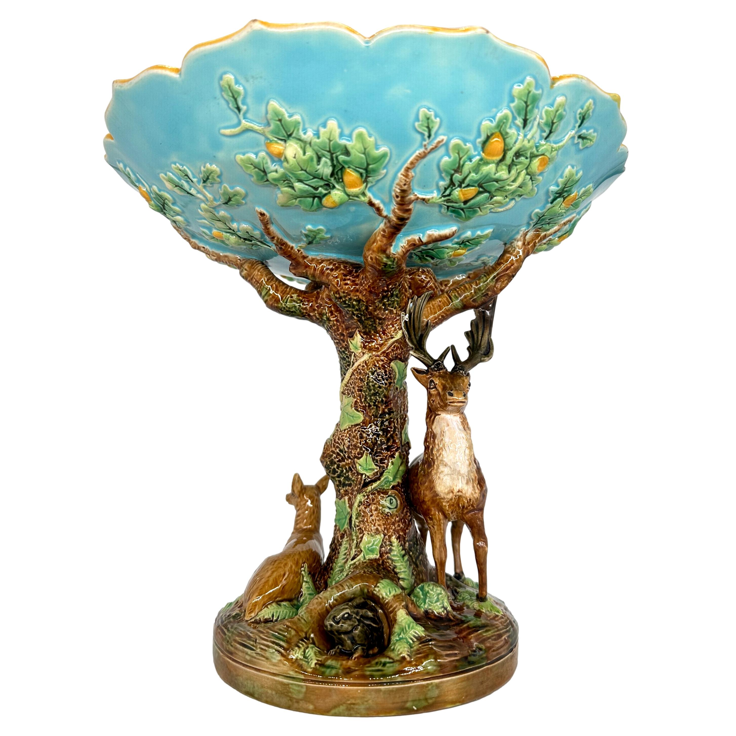 George Jones Majolika-Kompott 'EUROPE', englisch, 1872, die geformte Schale wird von einem Eichenbaum getragen und zeigt einen stehenden Hirsch, ein liegendes Reh und einen Hasen. Die Rückseite ist mit der Rautenmarke des britischen Registers vom