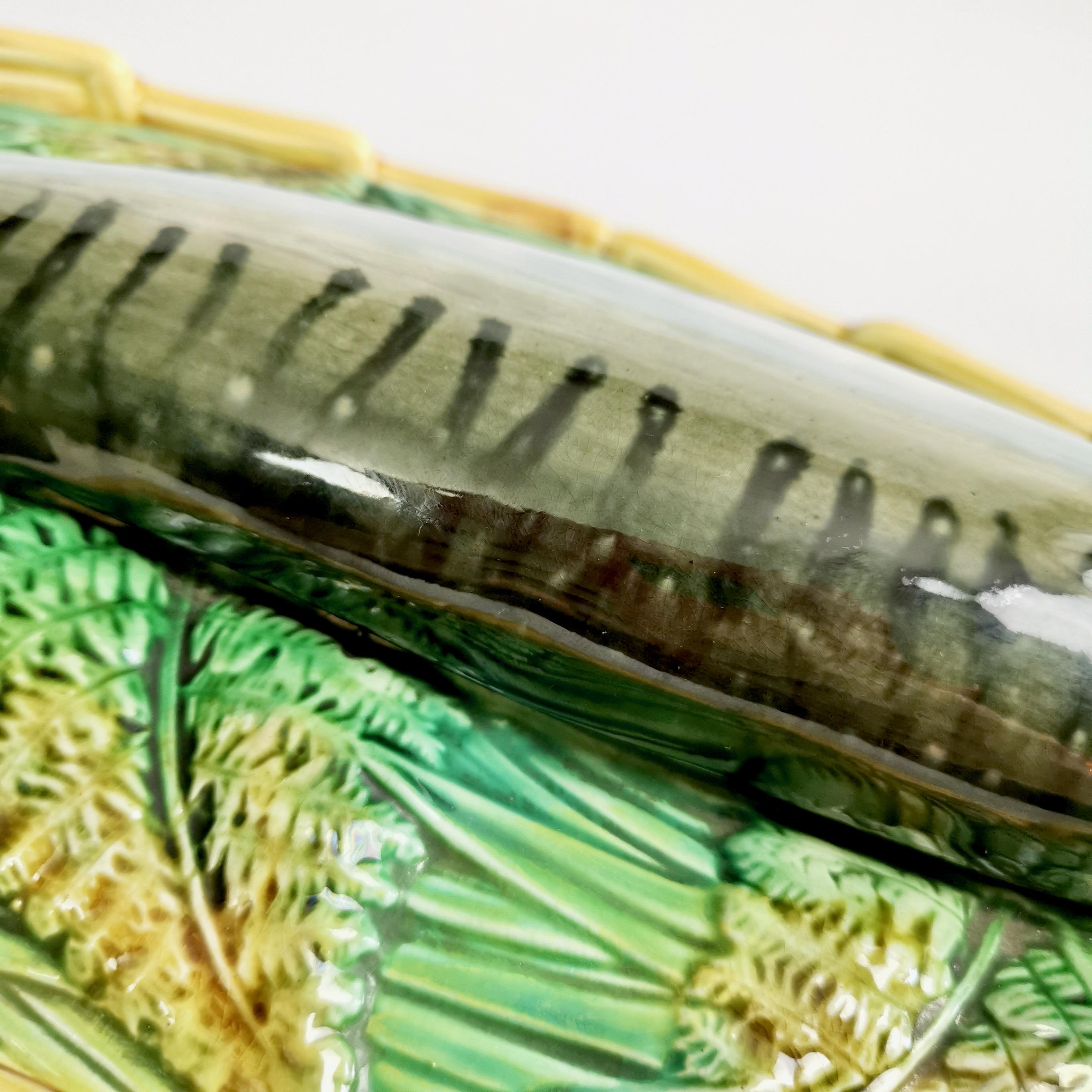 Majolica George Jones, zuppiera di pesce in maiolica, sgombro, epoca vittoriana, 1875 ca. in vendita