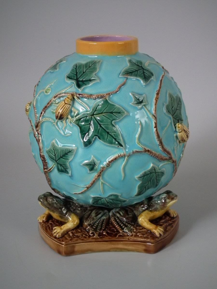 George Jones Majolica Frog and Insect Vase In Good Condition In Chelmsford, Essex