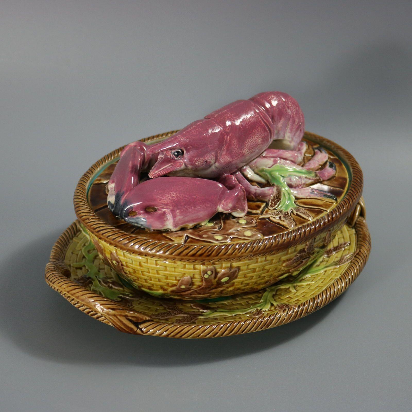 George Jones Majolikaschale mit dreiteiligem Set, bestehend aus Deckel, Schale und Untertasse. Auf dem Deckel sitzt ein Hummer, und auf dem Boden der Schale und des Untertellers befindet sich Seegras auf einem Korbgeflecht. Färbung: rosa, gelb,