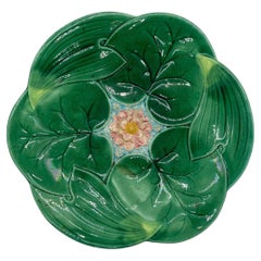 Piatto a forma di fiore "Lotus" in maiolica di George Jones, inglese, 1869 ca.