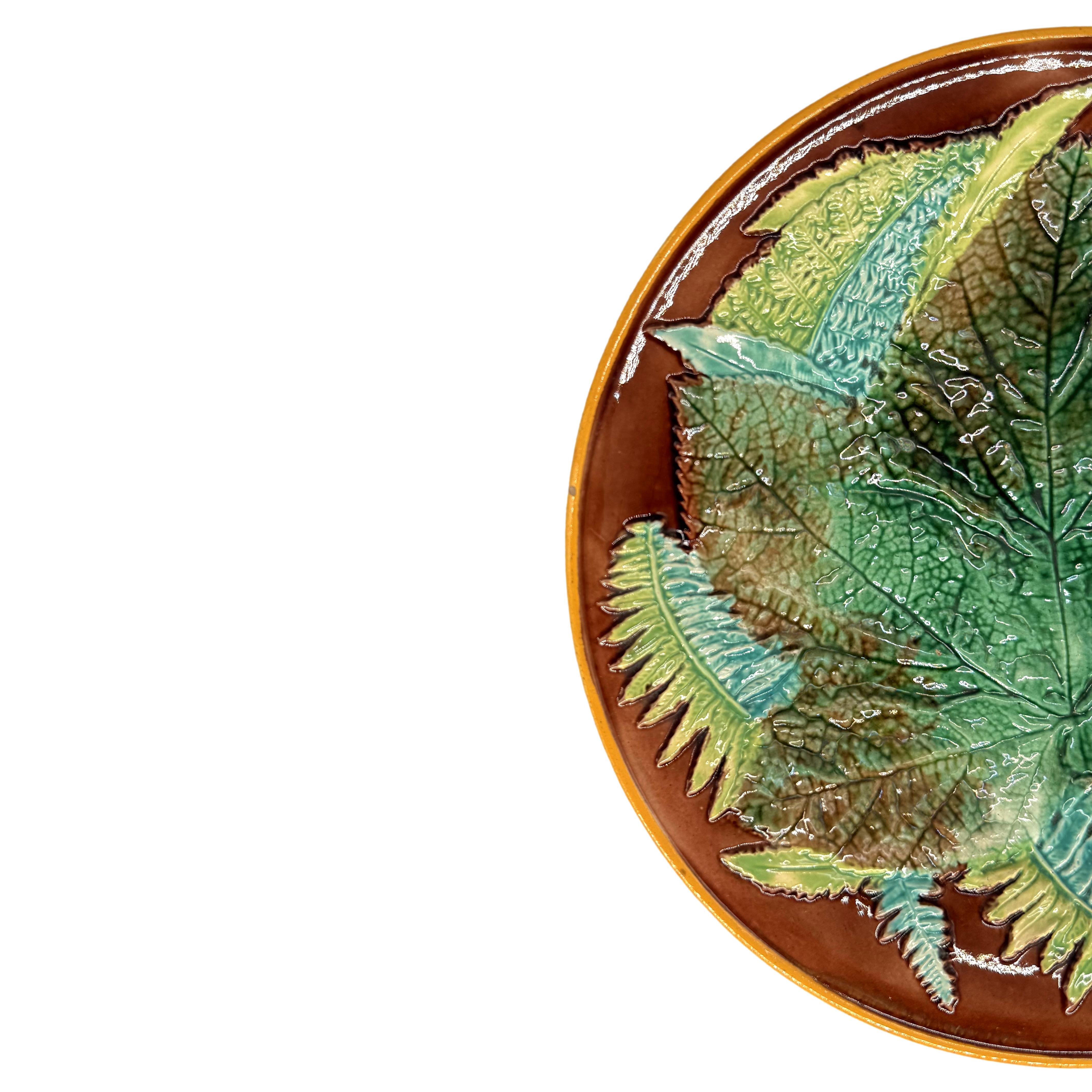 Assiette à feuilles d'érable et fougères en majolique de George Jones, anglaise, vers 1870, moulée en relief avec une feuille d'érable centrale émaillée en vert avec des fougères sur un fond brun. 1870, le plat moulé en relief avec une feuille