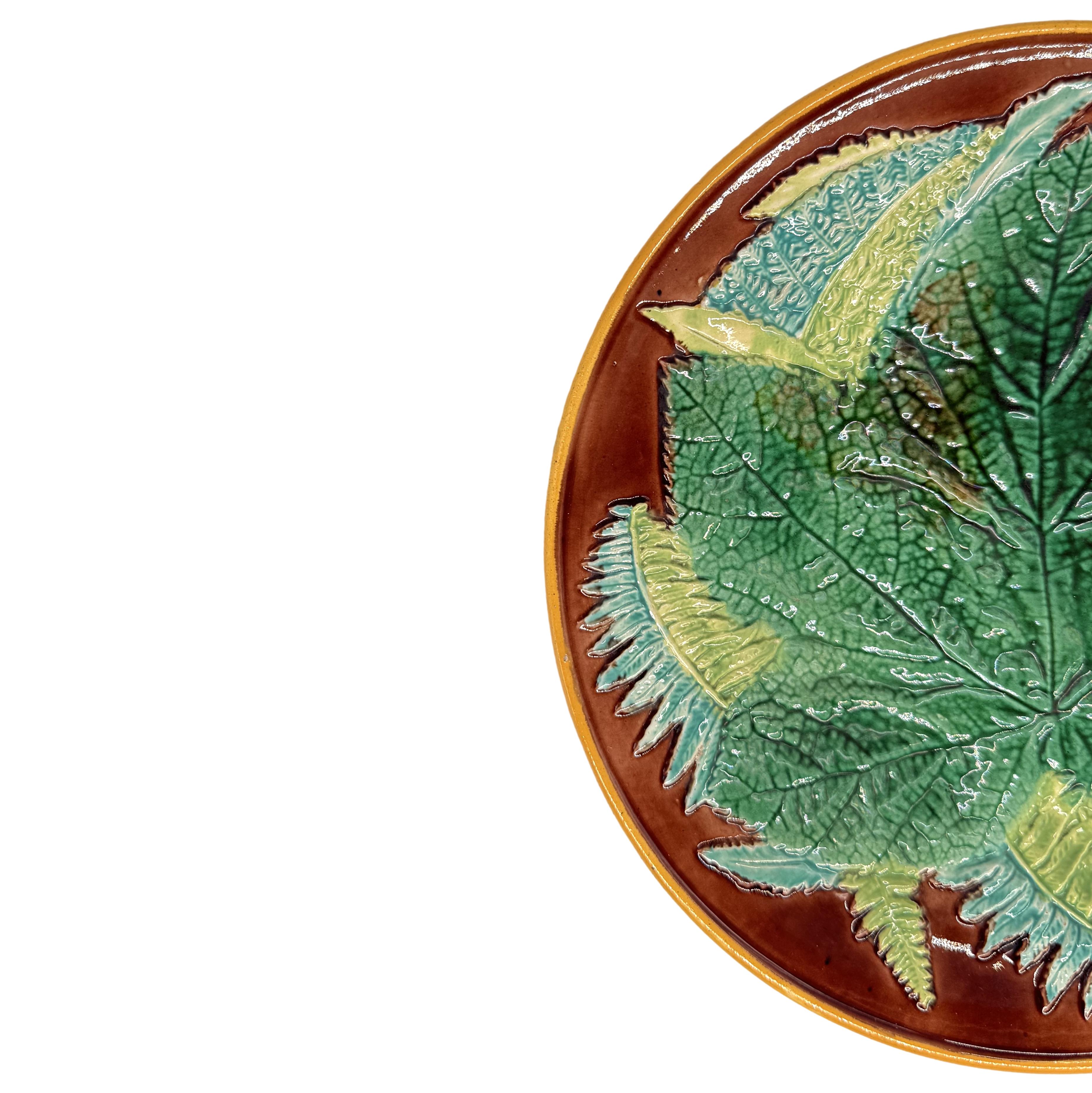 Assiette à feuilles d'érable et fougères en majolique de George Jones, anglaise, vers 1870, moulée en relief avec une feuille d'érable centrale émaillée en vert avec des fougères sur un fond brun. 1870, le plat moulé en relief avec une feuille