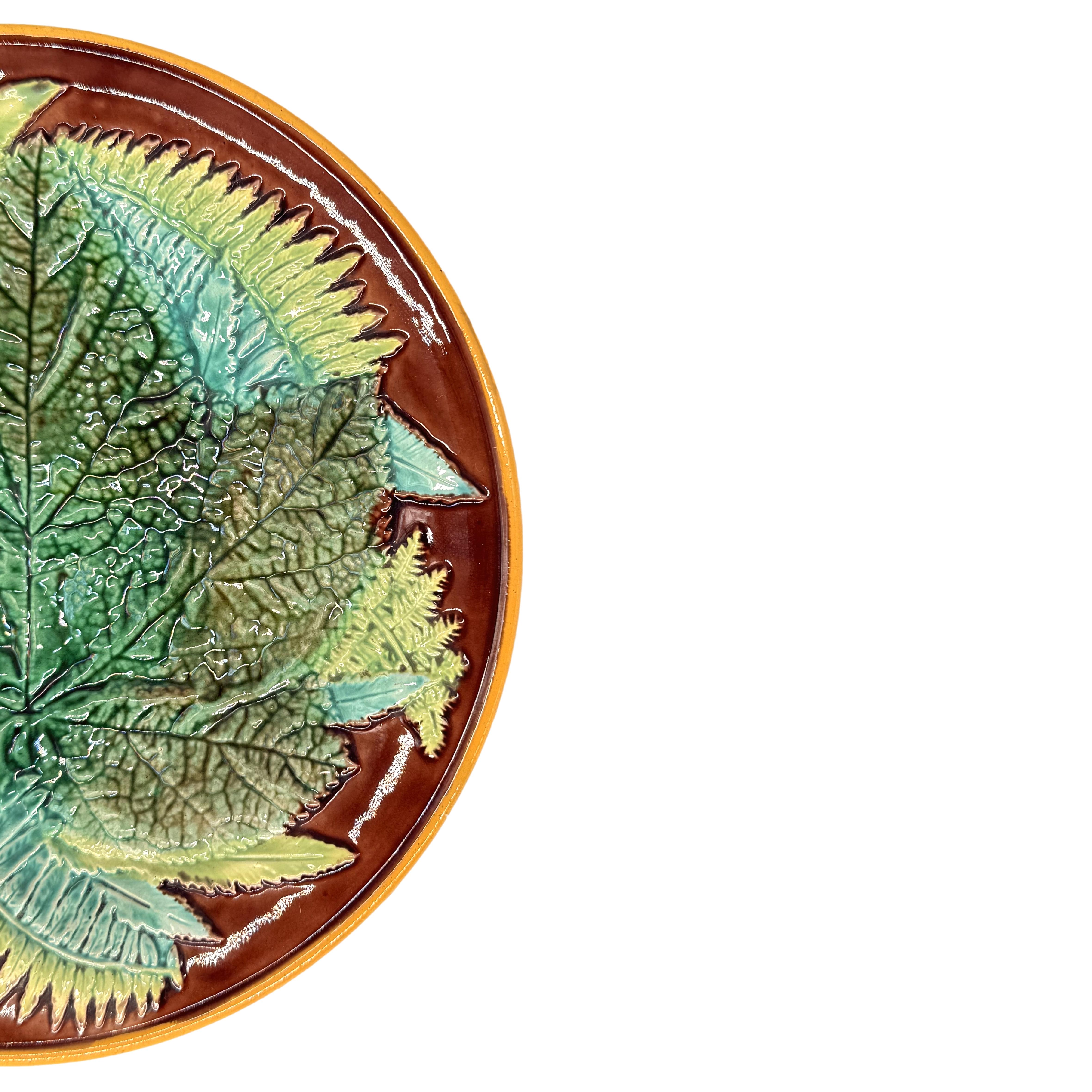 Plato de George Jones de mayólica con hoja de arce y helechos sobre fondo marrón, ca. 1870 Victoriano en venta
