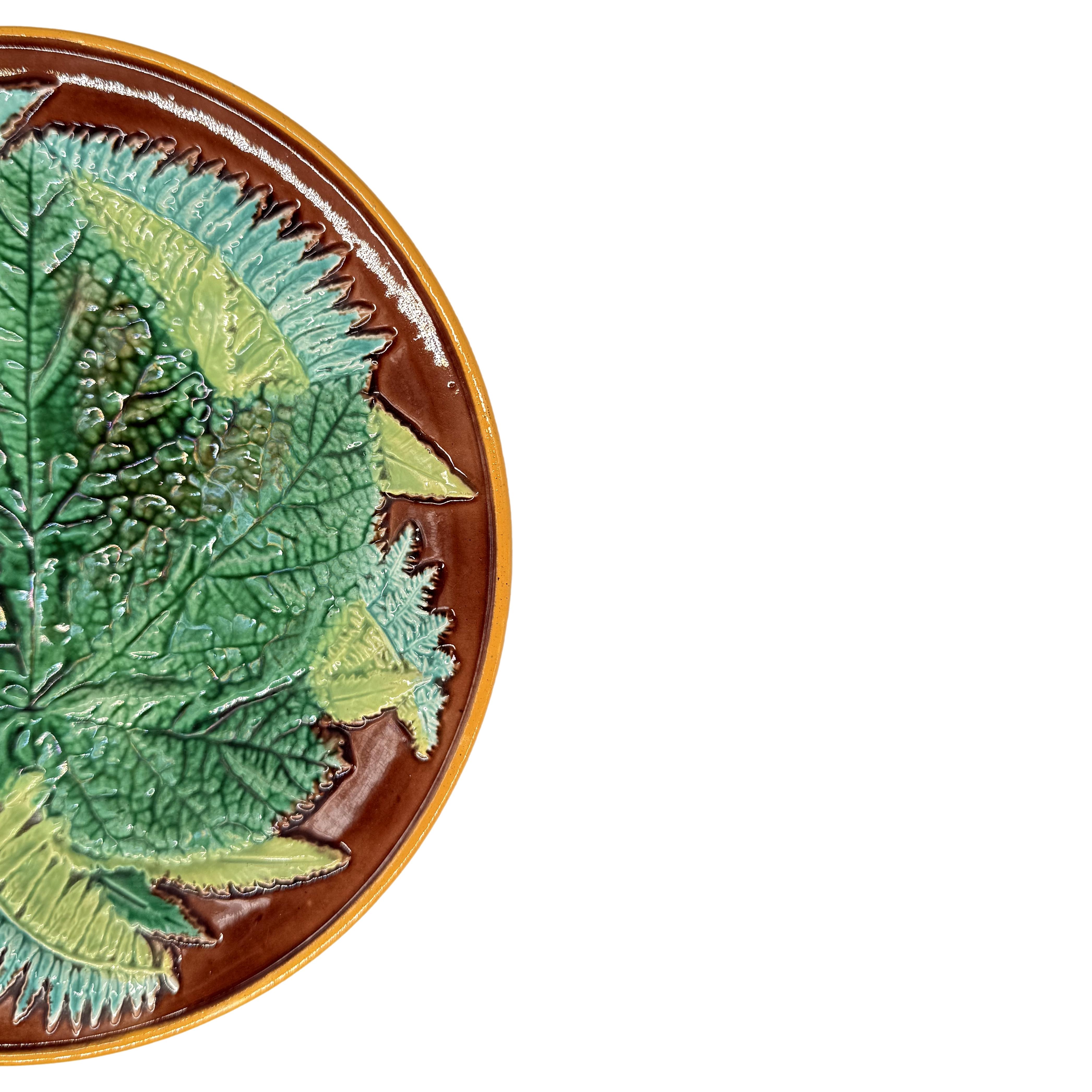 Vittoriano Piatto in maiolica George Jones con foglie d'acero e felci su fondo marrone, 1870 ca.