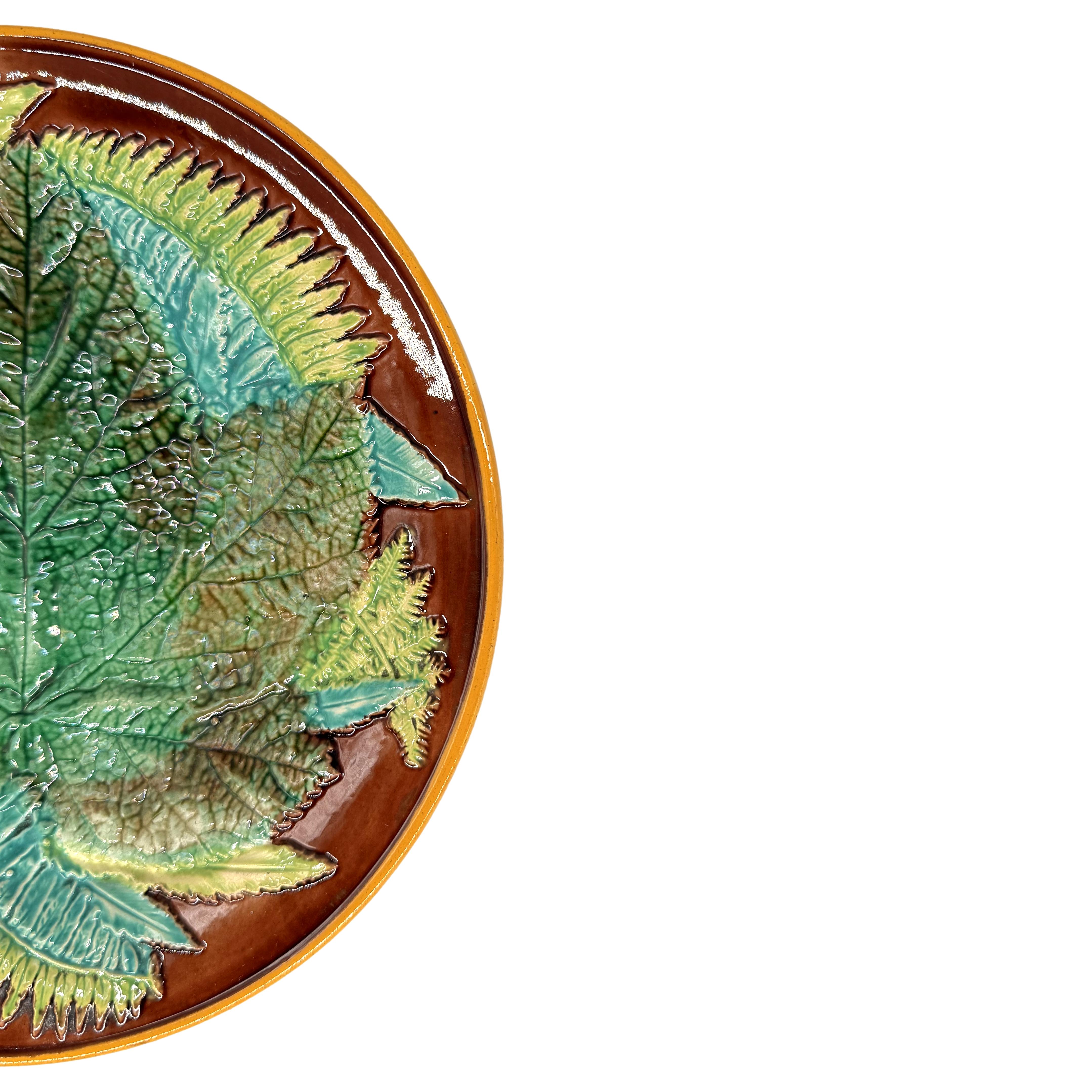 Victorien Assiette à feuilles d'érable et fougères en majolique de George Jones sur fond Brown, vers 1870 en vente