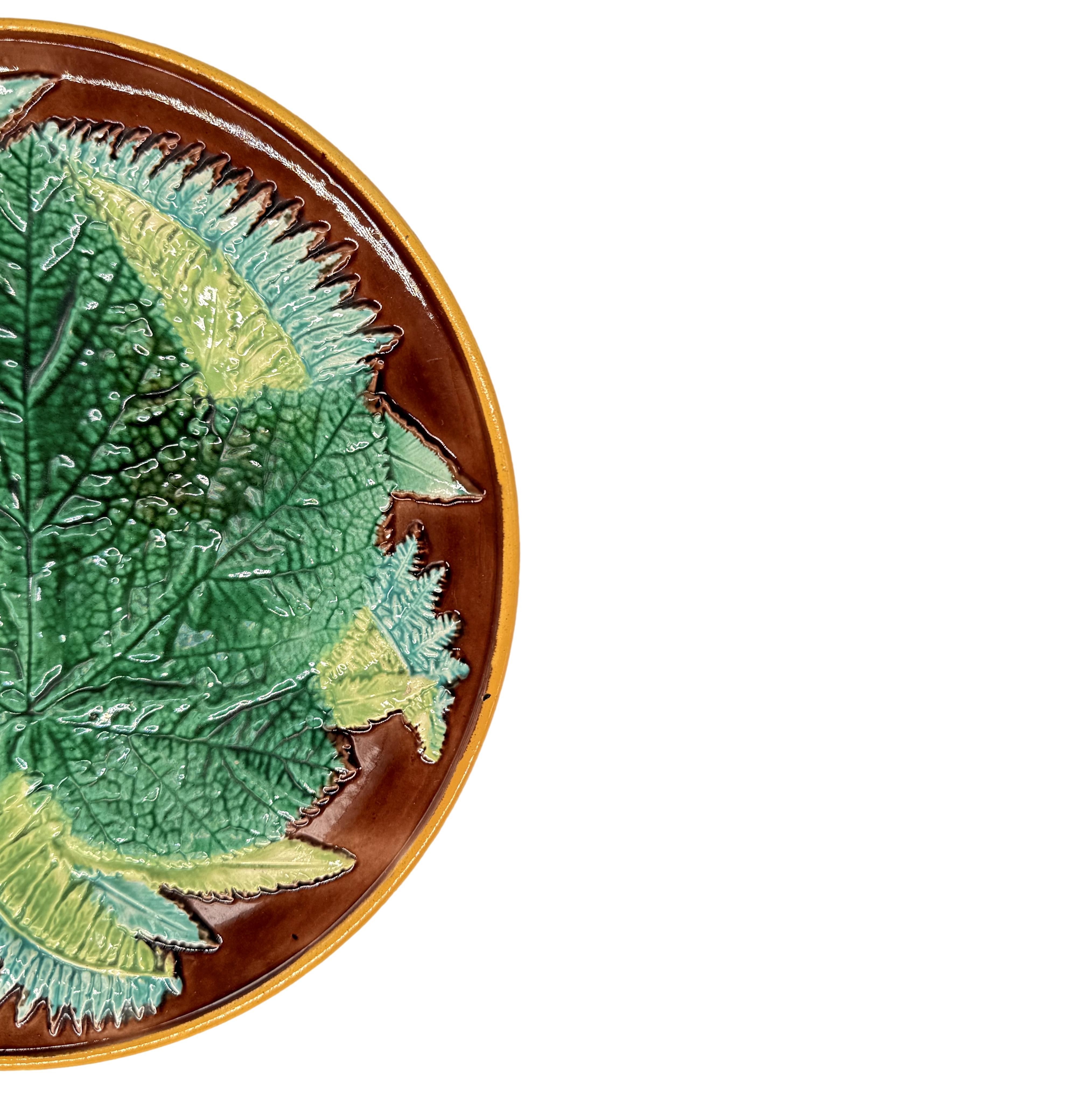 Victorien Assiette à feuilles d'érable et fougères en majolique de George Jones sur fond Brown, vers 1870 en vente
