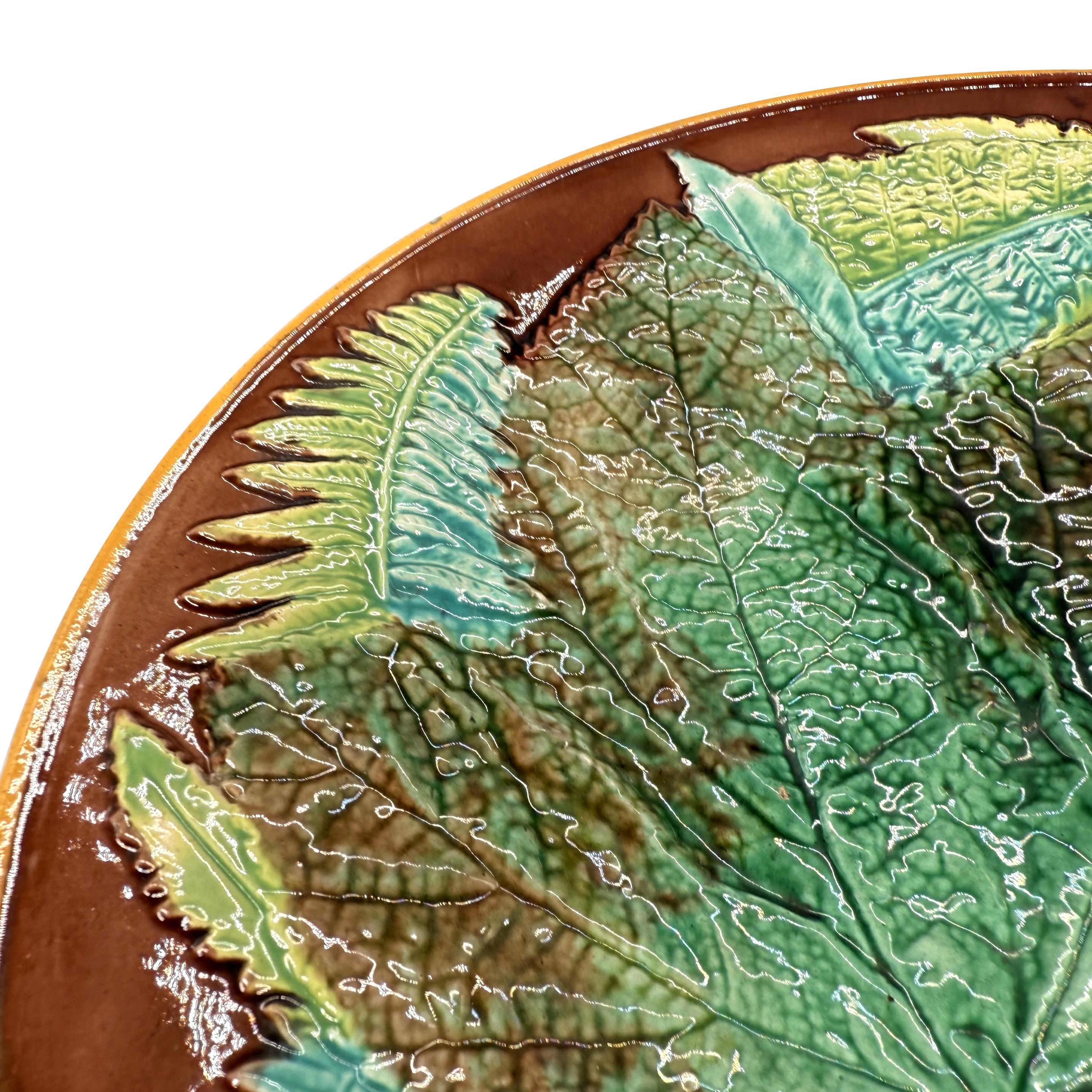 Anglais Assiette à feuilles d'érable et fougères en majolique de George Jones sur fond Brown, vers 1870 en vente