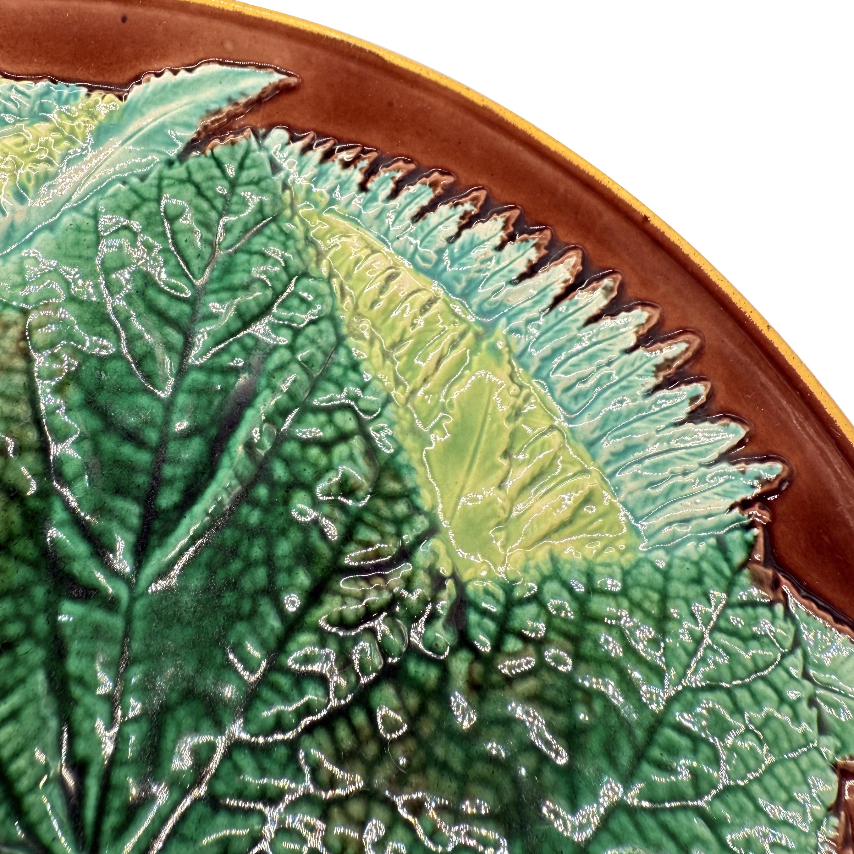 Anglais Assiette à feuilles d'érable et fougères en majolique de George Jones sur fond Brown, vers 1870 en vente