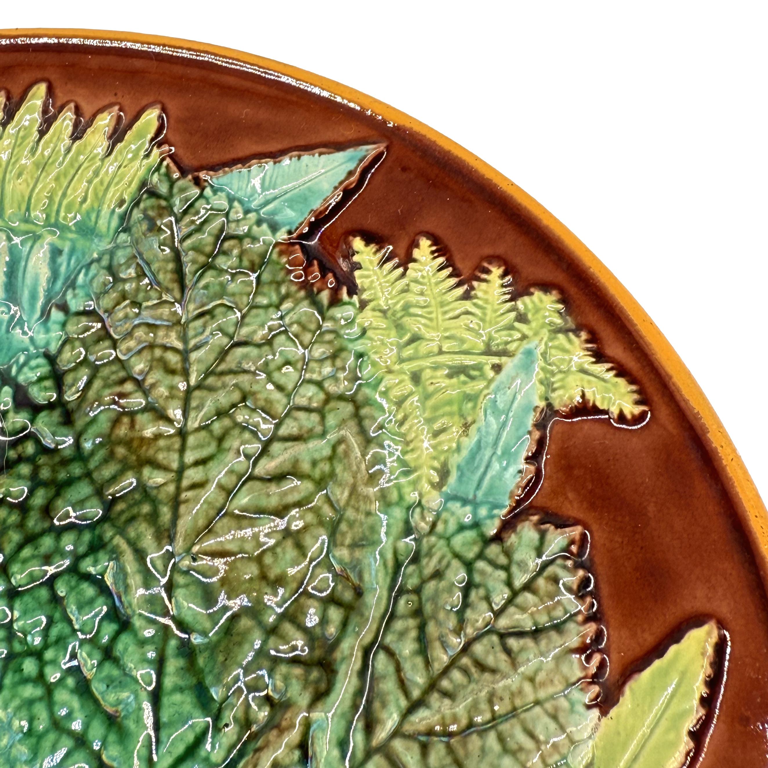 Plato de George Jones de mayólica con hoja de arce y helechos sobre fondo marrón, ca. 1870 Moldeado en venta