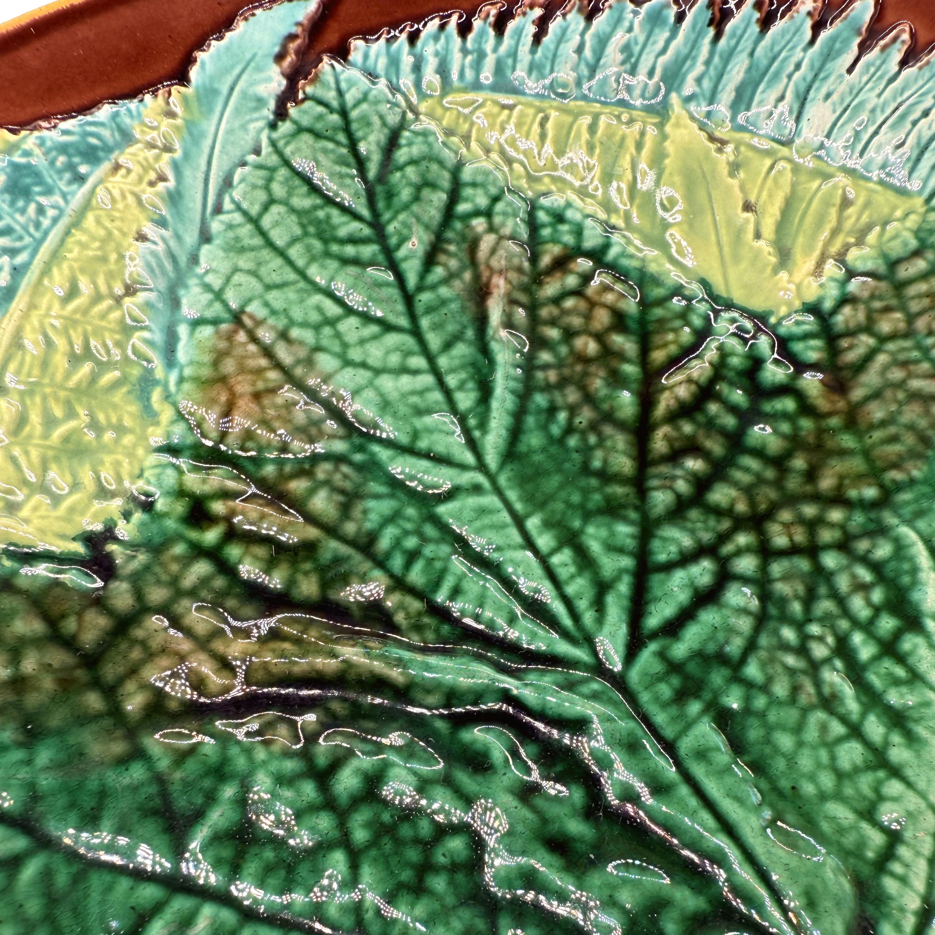 Stampato Piatto in maiolica George Jones con foglie d'acero e felci su fondo marrone, 1870 ca.