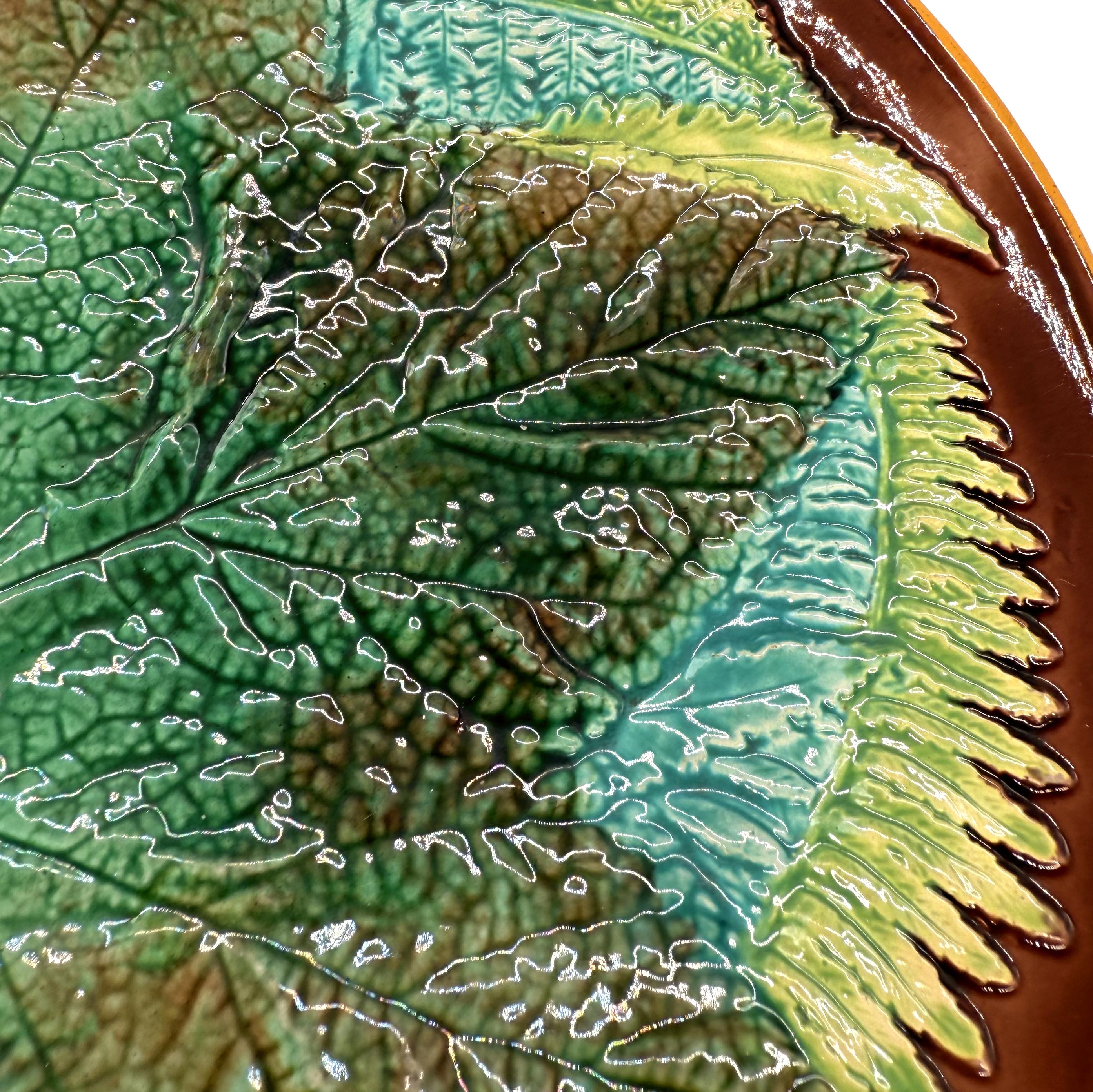 Moulé Assiette à feuilles d'érable et fougères en majolique de George Jones sur fond Brown, vers 1870 en vente