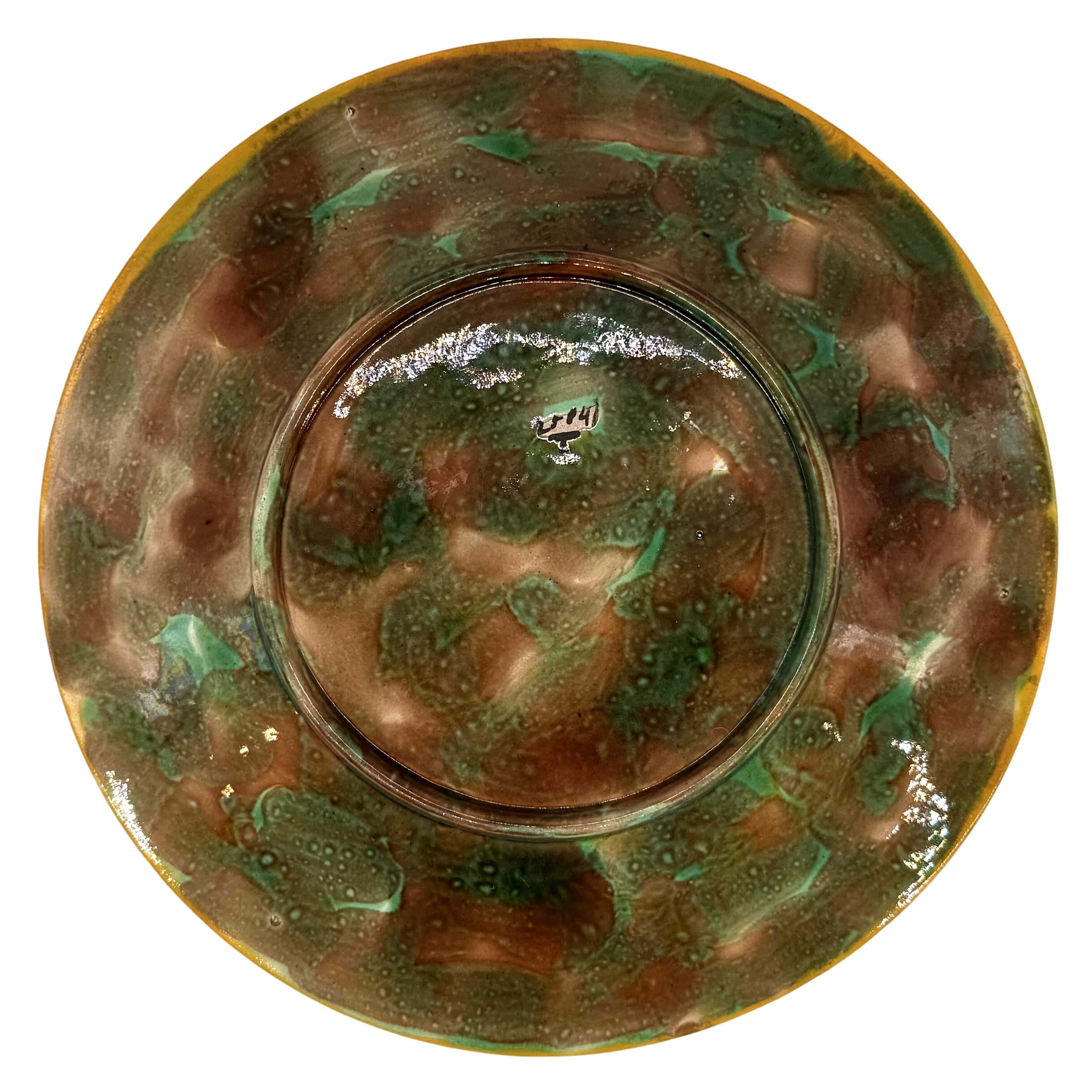 Assiette à feuilles d'érable et fougères en majolique de George Jones sur fond Brown, vers 1870 Bon état - En vente à Banner Elk, NC