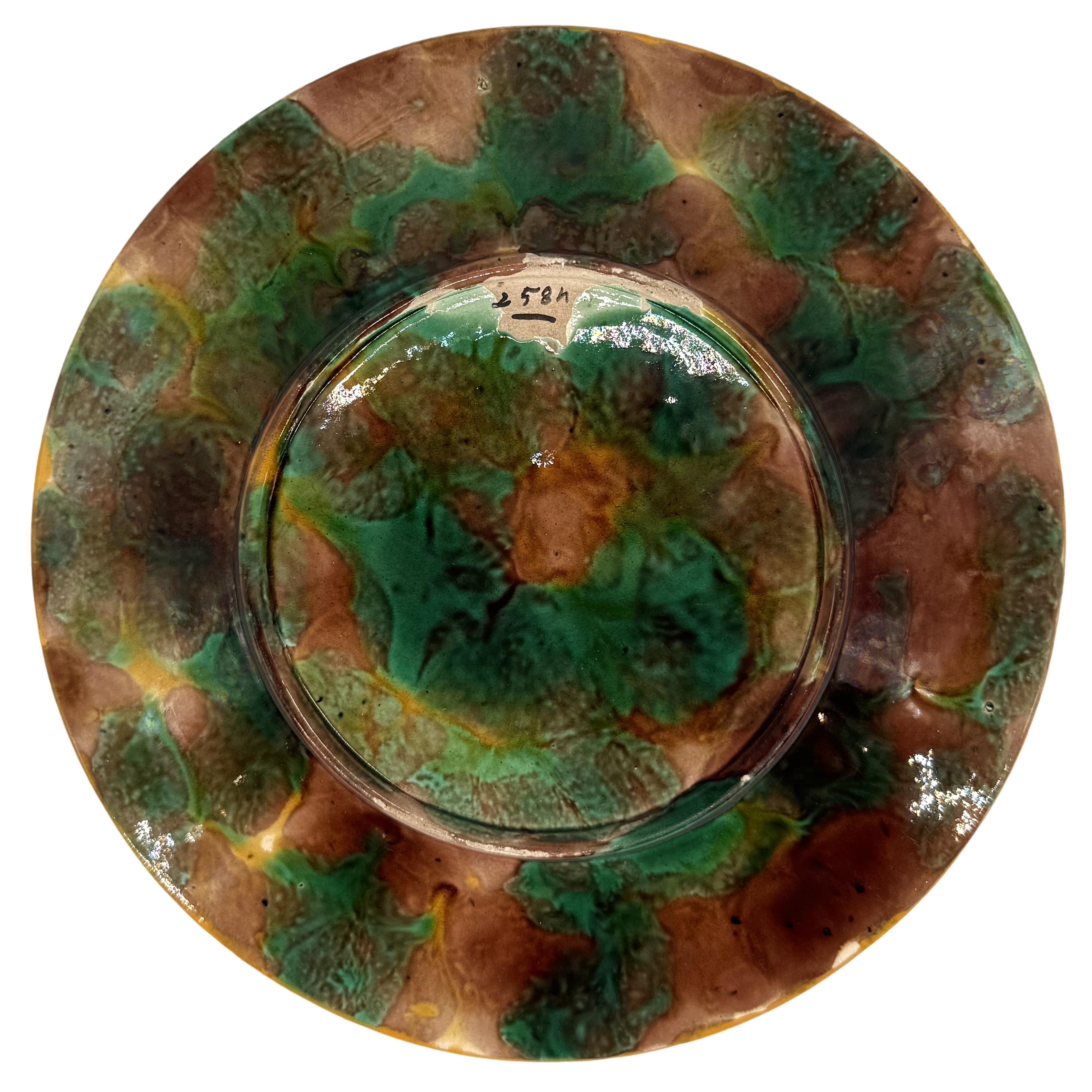 Assiette à feuilles d'érable et fougères en majolique de George Jones sur fond Brown, vers 1870 Bon état - En vente à Banner Elk, NC