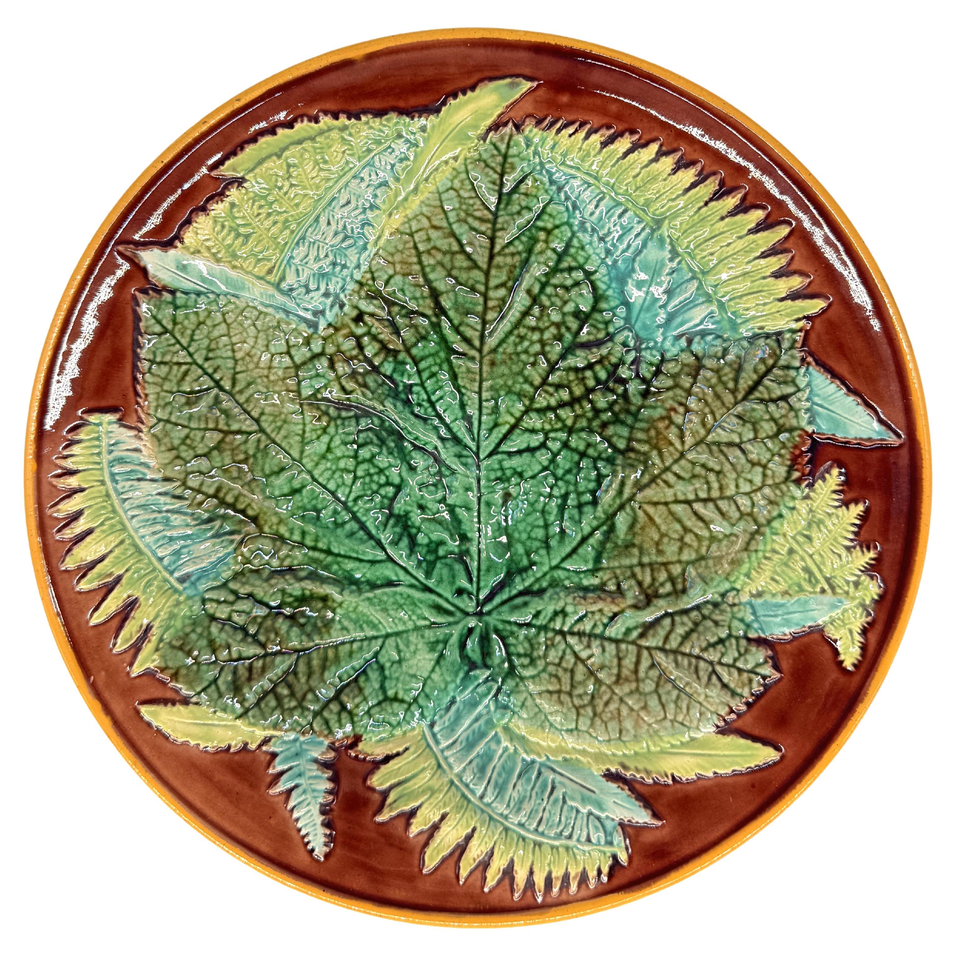 Plato de George Jones de mayólica con hoja de arce y helechos sobre fondo marrón, ca. 1870