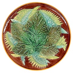 Piatto in maiolica George Jones con foglie d'acero e felci su fondo marrone, 1870 ca.