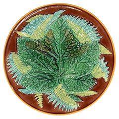 Piatto in maiolica George Jones con foglie d'acero e felci su fondo marrone, 1870 ca.