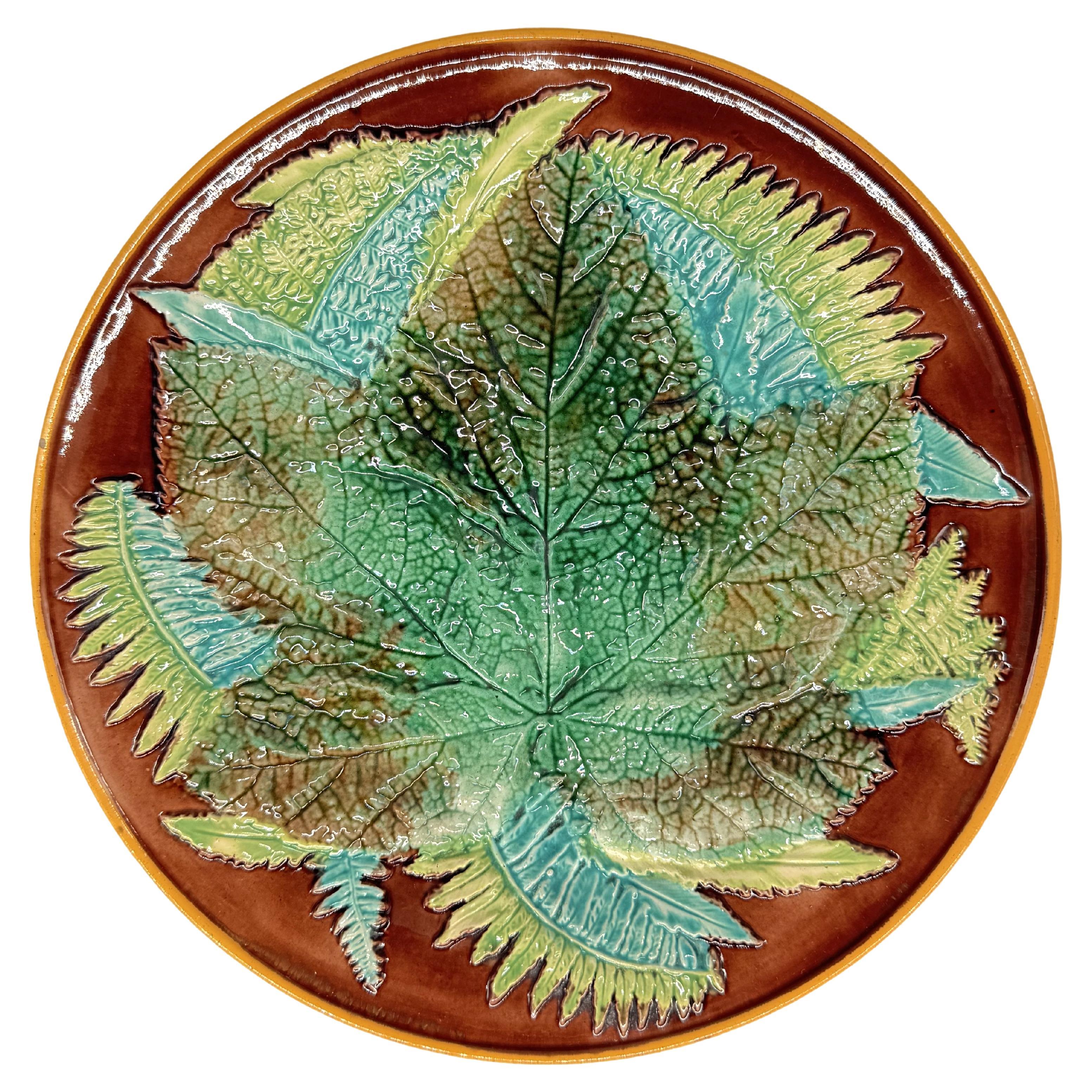 Plato de George Jones de mayólica con hoja de arce y helechos sobre fondo marrón, ca. 1870