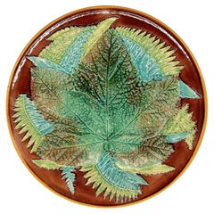 Plato de George Jones de mayólica con hoja de arce y helechos sobre fondo marrón, ca. 1870