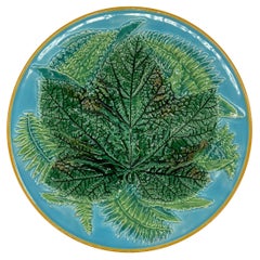 Assiette en majolique George Jones à feuilles d'érable et fougères sur fond turquoise, vers 1870