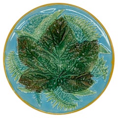 Assiette en majolique George Jones à feuilles d'érable et fougères sur fond turquoise, vers 1870