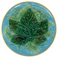 Assiette en majolique George Jones à feuilles d'érable et fougères sur fond turquoise, vers 1870