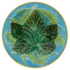 Assiette en majolique George Jones à feuilles d'érable et fougères sur fond turquoise, vers 1873