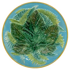 Assiette en majolique George Jones à feuilles d'érable et fougères sur fond turquoise, vers 1873
