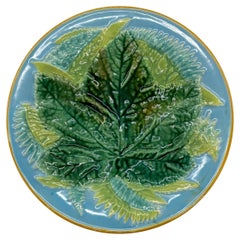 Assiette en majolique George Jones à feuilles d'érable et fougères sur fond turquoise, datée de 1878