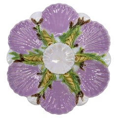 Assiette à huîtres en majolique George Jones, émaillée en rose lilas, anglaise, datée de 1880