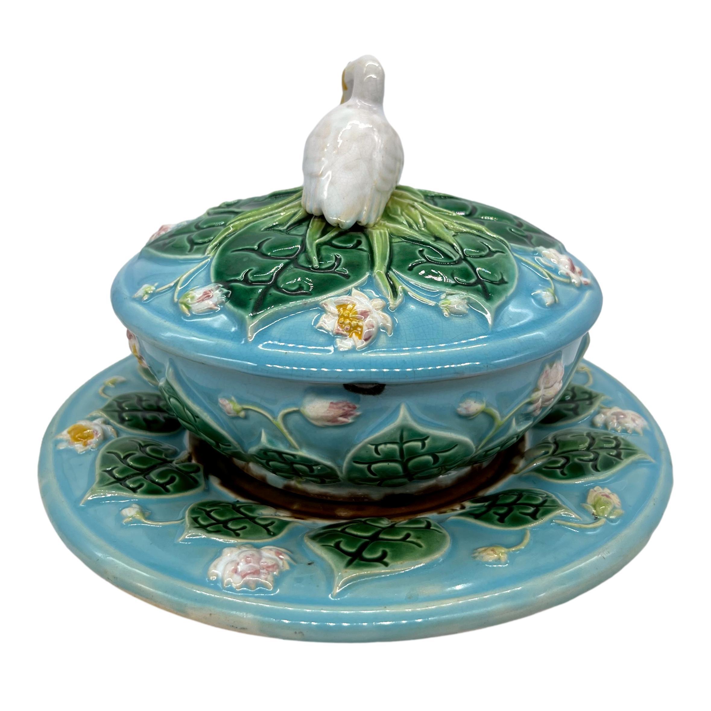 George Jones Majolica Pâté Server with Stand & Cover, 'Stork' Finial, Dated 1875 In Good Condition In Banner Elk, NC
