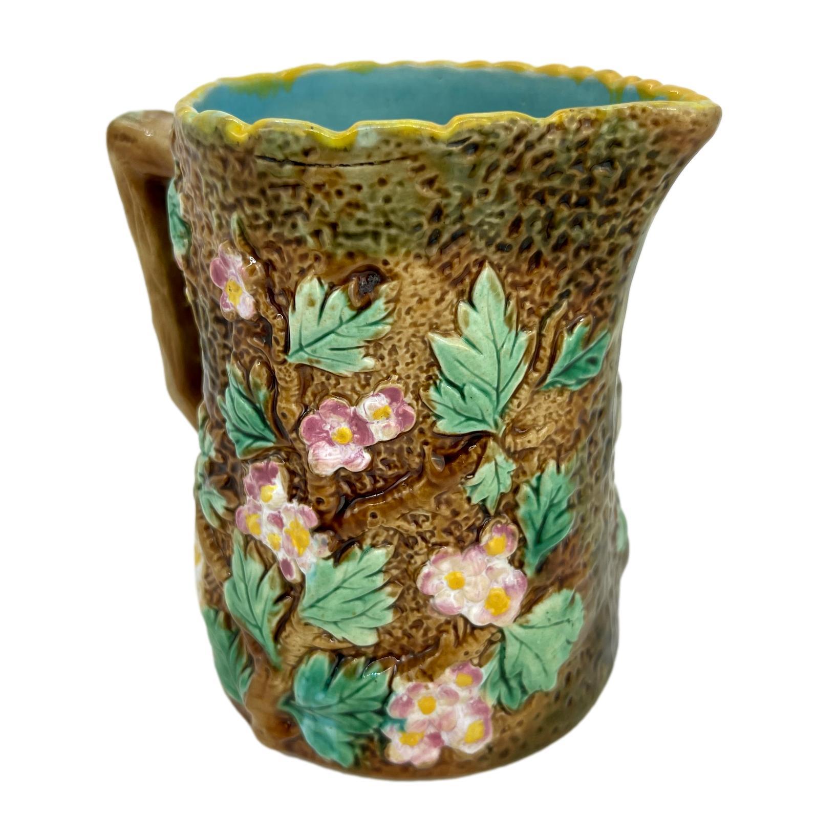 Stampato Brocca in maiolica di George Jones modellata come un albero di biancospino, inglese, 1875 ca.